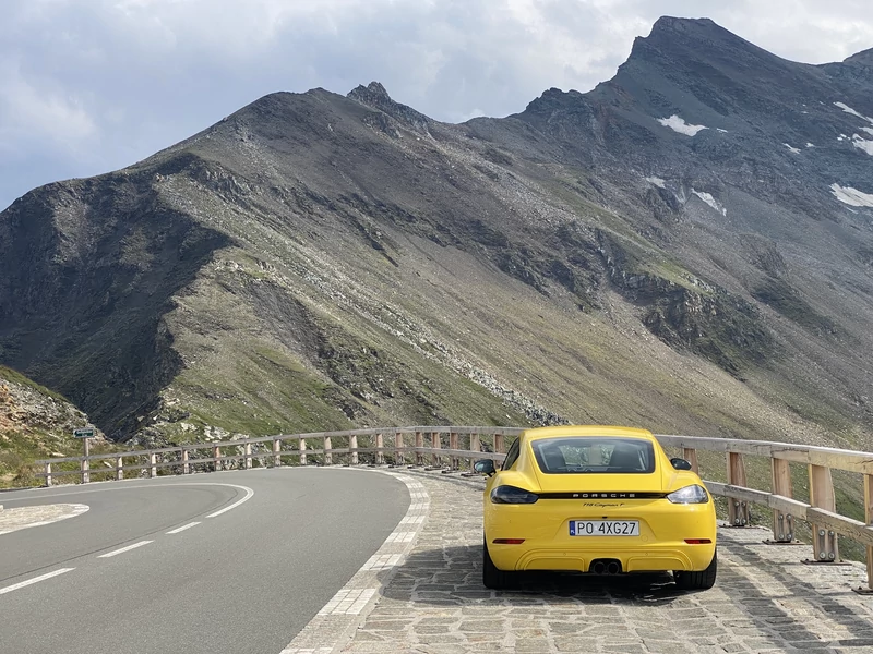 Porsche 718 Cayman T (982c) – podróż w Alpy