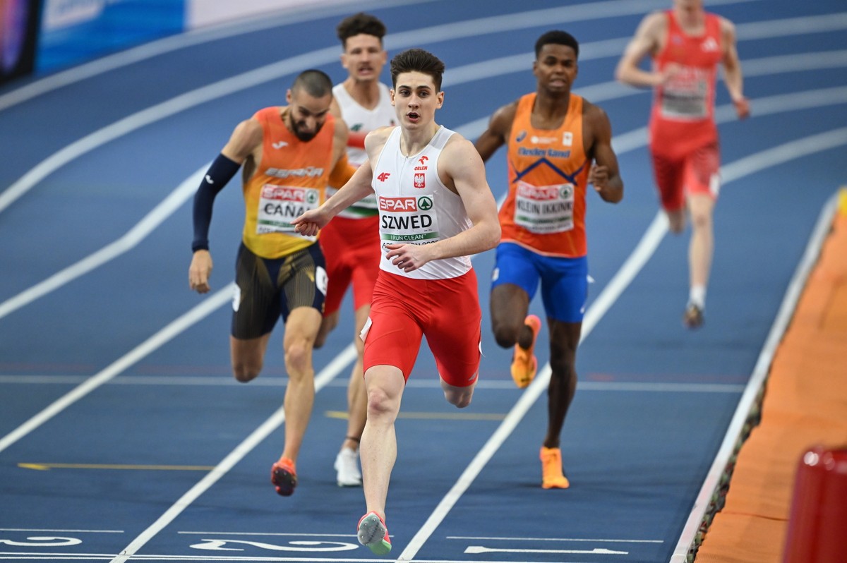 Halowe lekkoatletyczne mistrzostwa Europy 2025. Polak Maksymilian Szwed (C) w biegu półfinałowym na 400 m, w holenderskim Apeldoorn