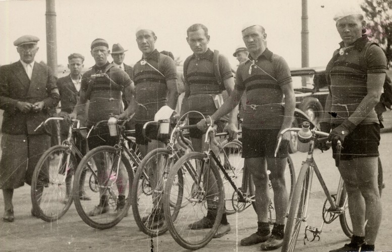 Drużyna kolarska KS WIMA przed startem do wyścigu o Mistrzostwo Polski, 1937 r.