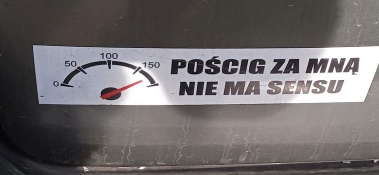 Prowokowała naklejką "Pościg za mną nie ma sensu". Policja kpi z uciekinierki