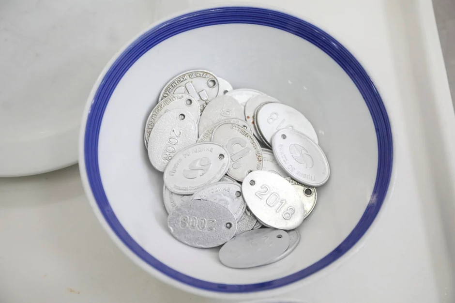 Žetoni za pribor kao jedino rešenje da se poslužavnik vrati na mesto