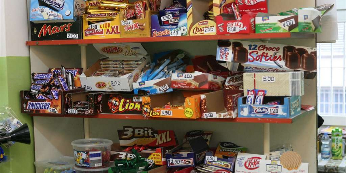40latkowi, który włamał się do szkolnego sklepiku i wyniósł z niego masę słodyczy grozi nawet do 10 lat więzienia