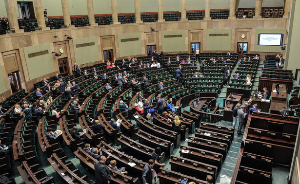 Sejm wprowadził zmiany w wynagrodzeniach władz państwowych spółek. Opozycja: Robicie skok na kasę dla swoich