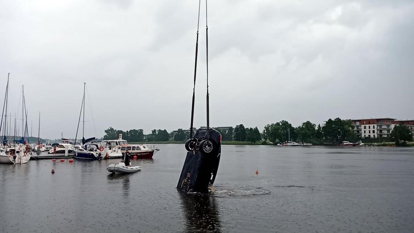 Luksusowe porsche wpadło do jeziora. Kierowca trafił do szpitala