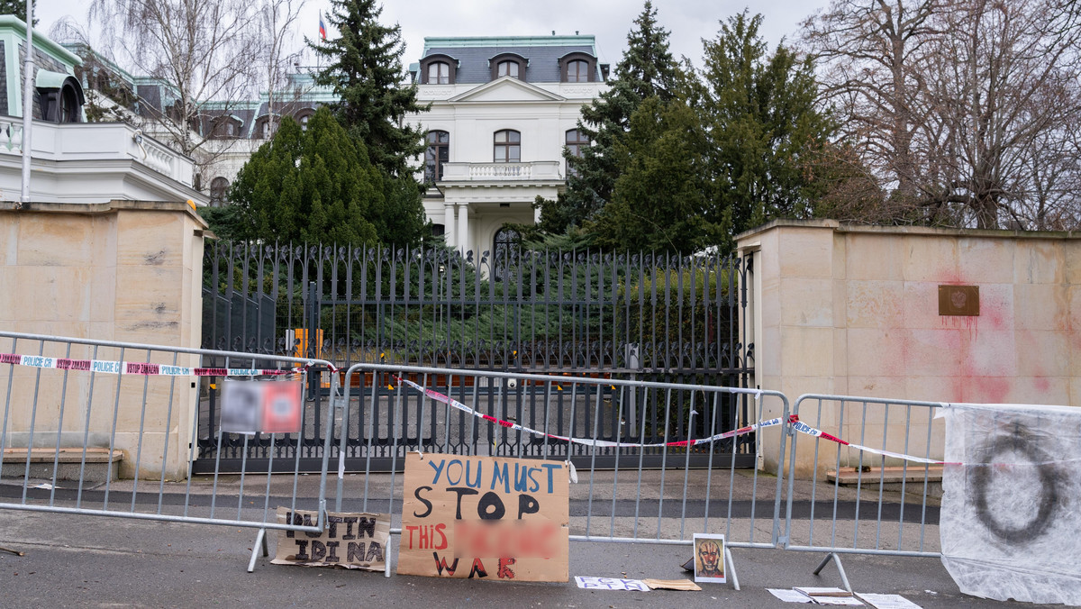 Prażanie "trollują" rosyjską ambasadę, zmieniając nazwę ulicy na Ukraińskich bohaterów