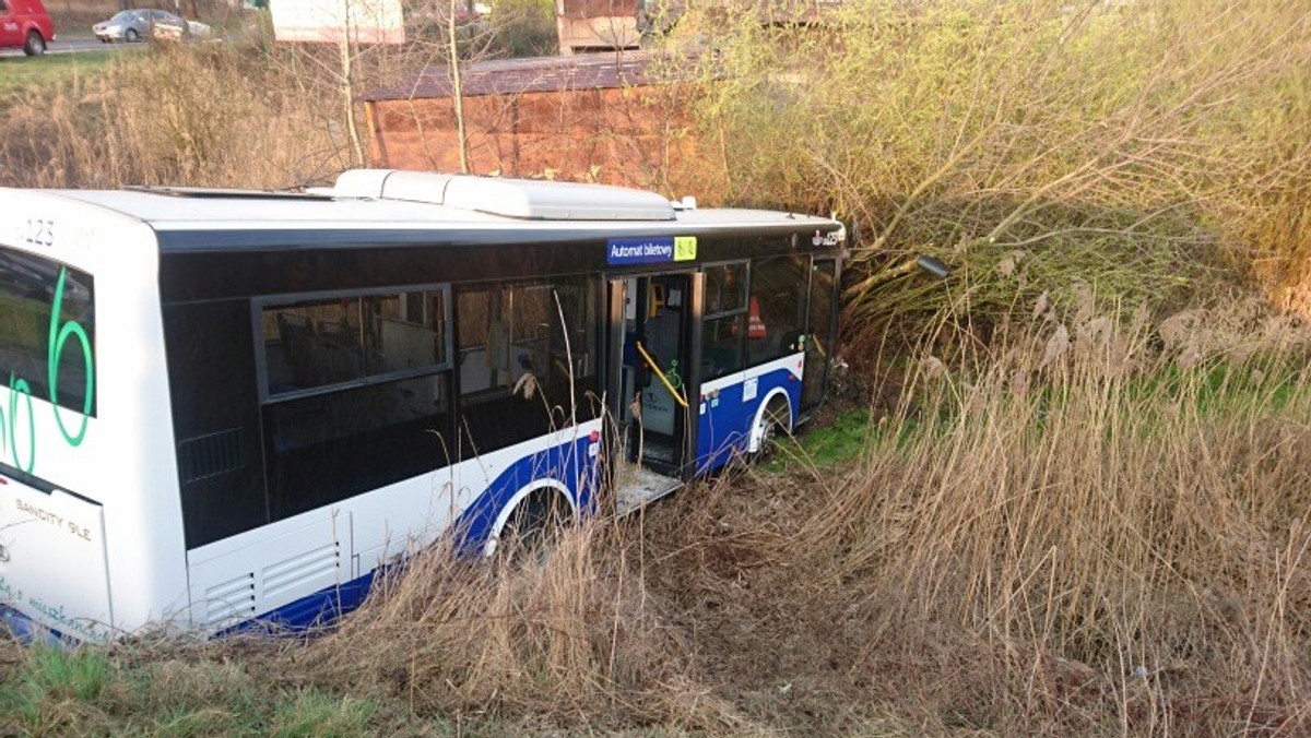 Autobus MPK wpadł do rowu