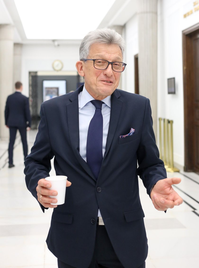 „Całowanie dzieci to nie molestowanie”. Tak Piotrowicz bronił pedofila