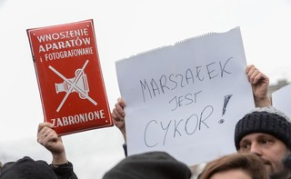 Protest dziennikarzy pod Sejmem przeciwko planowanym ograniczeniom dla mediów