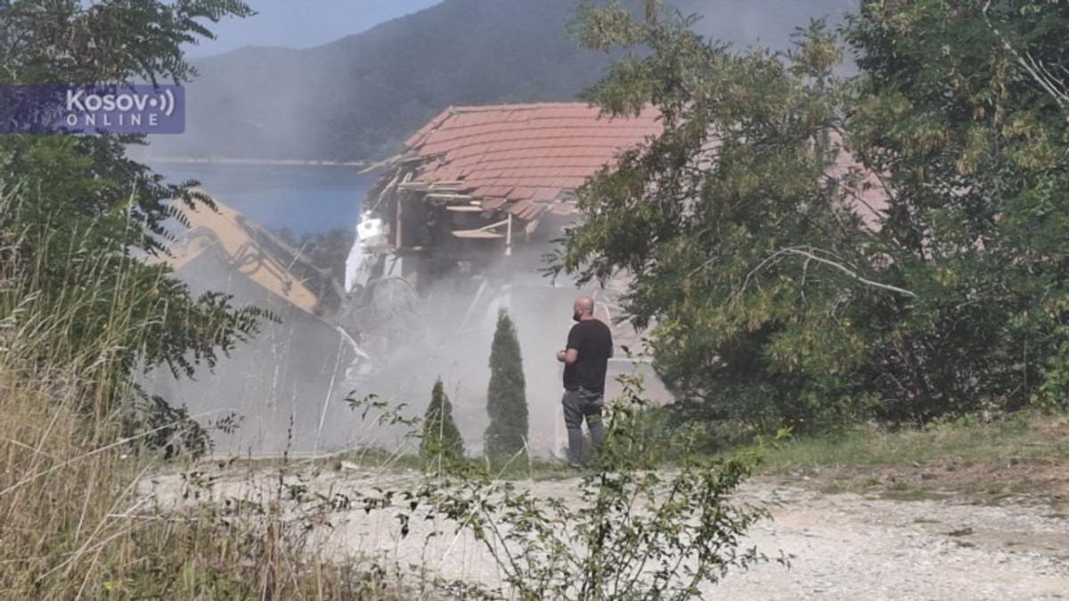 Rušenje hotela "Jezero" na Gazivodama