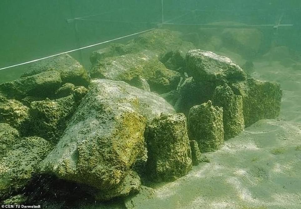 Útvary na dne Bodamského jazera pripomínajú Stonehenge.