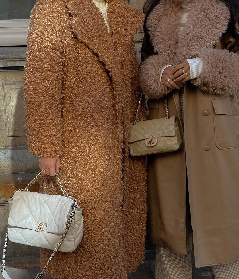 Les deux amies Vivian Hoorn (29 ans) et Kae Sutherland (27 ans) profitent de moments douillets dans leurs manteaux teddy. 