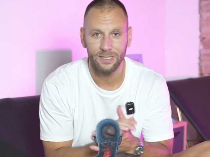 Profesor fizičkog pokazuje vežbe kako da rešite skoliozu kod dece