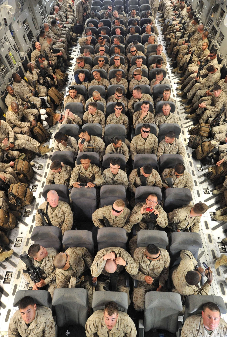 Desetine američkih marinaca zgurani u transportnom avionu koji ih prebacuje iz baze u Kirgistanu u Avganistan