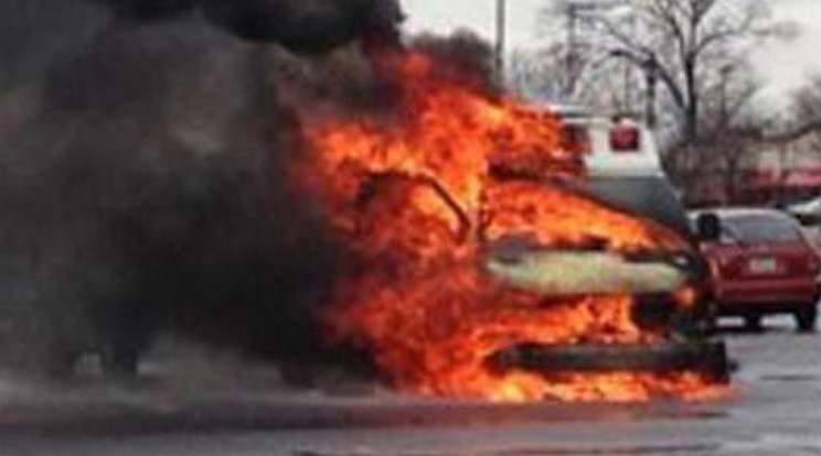 A mentőautóban felrobbant a gázpalack, majd teljesen kiégett a kocsi