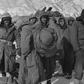 Amerykańscy żołnierze oczekują na ewakuację z Haharu-ri na początku grudnia 1950 r.