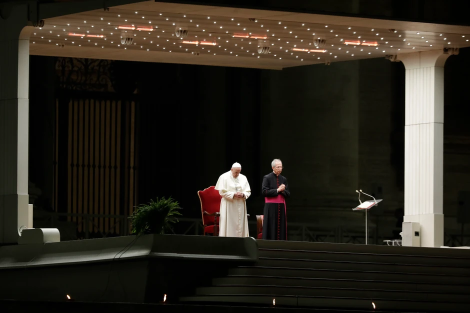 Umesto 10.000 vernika, u bazilici Svetog Petra bilo je 20-tak ljudi