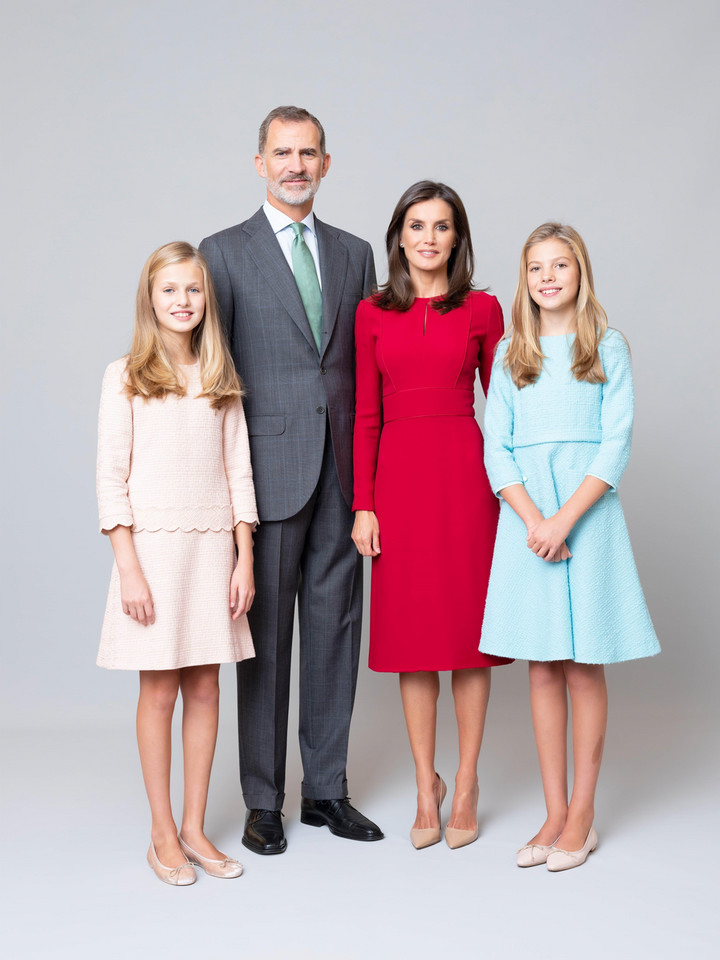 Przyszłość monarchii należy do kobiet: księżniczka Leonor (na zdjęciu z rodzicami: królem Filipem VI i królową Letizią oraz siostrą księżniczką Sofią)