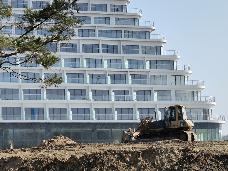 Budowa hotelu w marcu 2022 r. Widać już elementy elewacji