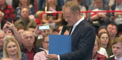 Tusk przyniósł tajemniczą, niebieską teczkę i zakpił z Kaczyńskiego. Co w niej miał?