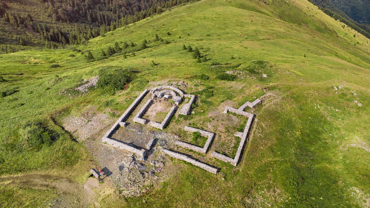 MISTERIJA NEBESKIH STOLICA Skrivali je vekovima na vrhu planine, pa na dubini našli DOKAZE KOJI MENJAJU SVE: Neverovatno otkriće na Kopaoniku i tajna pauna sa mozaika!