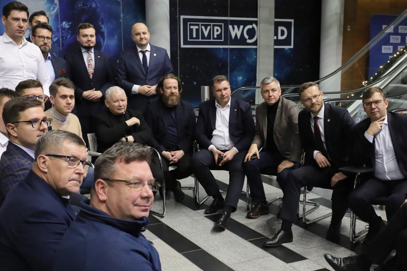 Jarosław Kaczyński i inni politycy PiS w siedzibie TVP