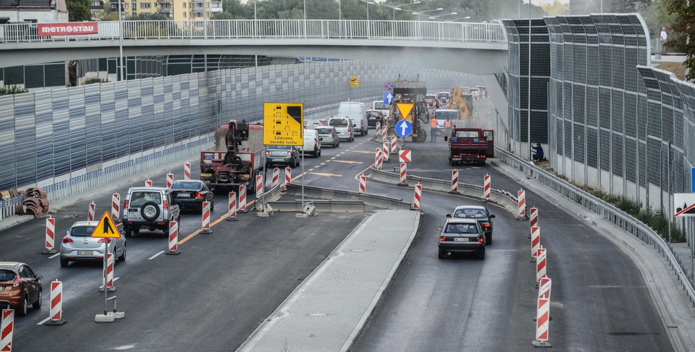 Most Grota-Roweckiego jest ważnym elementem budowanej obwodnicy ekspresowej Warszawy, która kieruje ruch tranzytowy m.in. z autostrady A2.
<br><br>
fot. (zuz) PAP/Jakub Kamiński