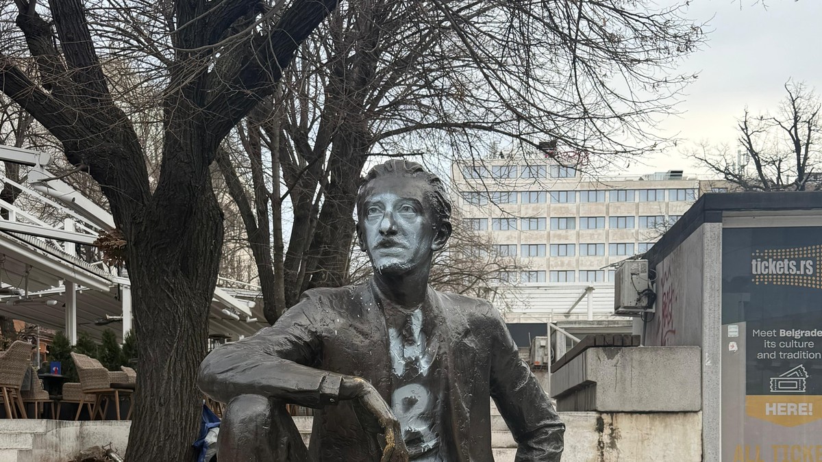 Oskrnavljen spomenik Borislavu Pekiću 