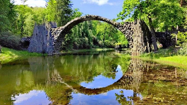 Diabelski most Rakotzbrücke w Kromlau. Niezwykła konstrukcja o krok od polskiej granicy