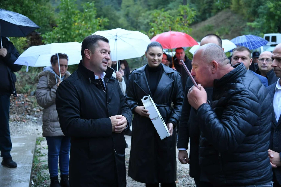 Predstavnici Srpske liste posetili dve porodice u Lešku