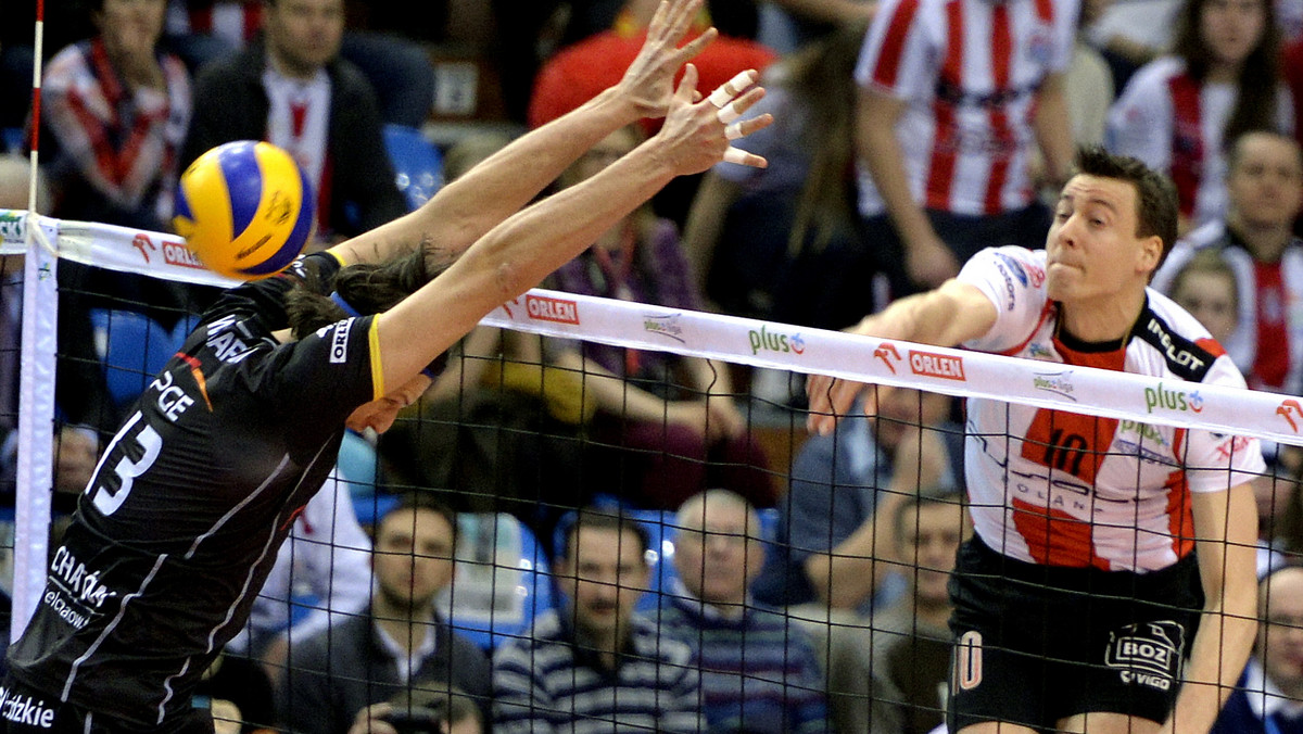 Mistrz Polski, Asseco Resovia Rzeszów, pokonał w pierwszym starciu ćwierćfinału play-off PlusLigi wicemistrza, PGE Skrę Bełchatów 3:1 (18:25, 25:20, 25:14, 25:18) i jest o krok bliżej od awansu do najlepszej czwórki rozgrywek. Bohaterem szlagieru został niemiecki atakujący rzeszowian, Jochen Schoeps.