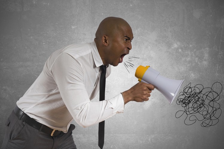 <b>Irytujące reklamy</b>
<br><br>
To jeden z najbardziej zadziwiających absurdów walki z piractwem, nad którym trudno przejść do porządku dziennego. Organizacje antypirackie wprost uwielbiają umieszczać swoje długie, nudne i moralizatorskie spoty na… legalnych kopiach filmów. Co więcej, czasami nie da się ich nawet przewinąć.
<br><br>
Uczciwy konsument, który wydał kilkadziesiąt złotych na DVD z ulubionym filmem, nie obejrzy go więc od razu. Najpierw będzie musiał zapoznać się z 3-minutową reklamą, która dokładnie wytłumaczy mu dlaczego piractwo jest złe, a przy okazji postraszy policją prokuraturą i sądem. W tym samym czasie internetowy pirat dwoma kliknięciami uruchomi swoją kopię filmu i będzie cieszyć się seansem bez reklam, ostrzeżeń i gróźb.