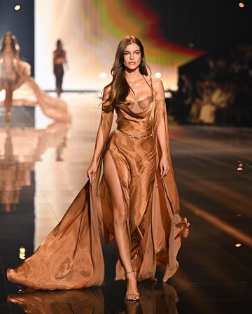 Palvin Barbara először egy csodaszép, mélyen dekoltált kreációban vonzotta magára a tekinteteket, amiben csipkemelltartóját is megvillantotta.  