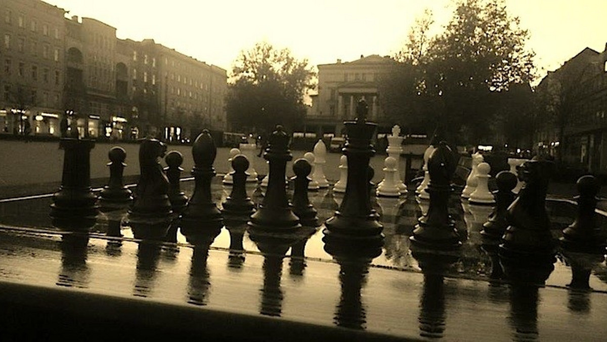 W Poznaniu brakuje miejsc, w których można grać w szachy na świeżym powietrzu - dość powiedzieć, że na Starym Mieście jest tylko jeden miejski stolik do gry. A raczej był - bo na szczęście przybyło mu towarzystwo, i to w pięknym miejscu!
