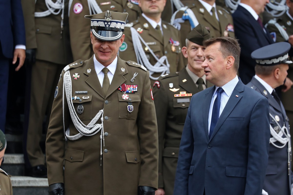 Minister obrony narodowej Mariusz Błaszczak i I zastępca Szefa Sztabu Generalnego Wojska Polskiego gen. broni Piotr A. Błazeusz