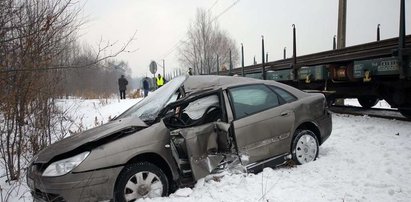 Auto wjechało pod pociąg. FOTO