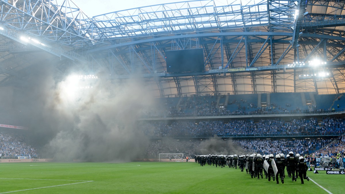 11 osób zatrzymała dotąd policja w związku z zajściami w trakcie niedzielnego meczu Lech Poznań - Legia Warszawa, jeden z zatrzymanych sam przyszedł na komisariat. Zatrzymani trafiają do prokuratury, gdzie stawiane są im zarzuty dotyczące zakłócania przebiegu imprezy masowej.