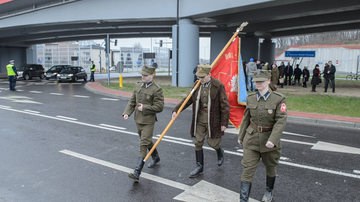 Imię rotmistrza Witolda Pileckiego nadano dziś rondu na skrzyżowaniu alei Solidarności i alei Sikorskiego w Lublinie. Pod tablicą z nazwiskiem patrona złożono kwiaty.