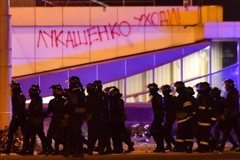  Demonstracje i starcia z milicją wybuchły w Mińsku po ogłoszeniu wyników oficjalnego badania exit poll, według którego w niedzielnych wyborach prezydenckich zwyciężył obecny szef państwa Alaksandr Łukaszenka,