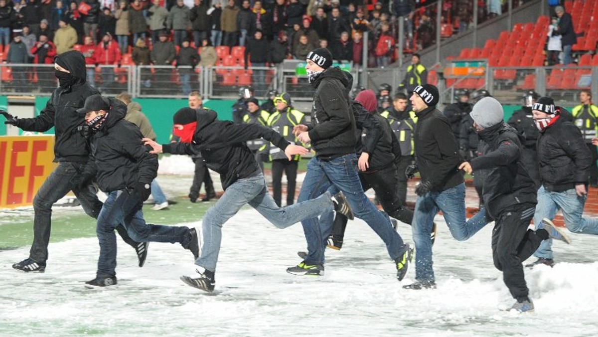 Świece dymne na stadionie w Kolonii, ranni podczas zamieszek w Karlsruhe, petardy na stadionie w Duesseldorfie. Przemoc na niemieckich stadionach osiąga nowy wymiar.