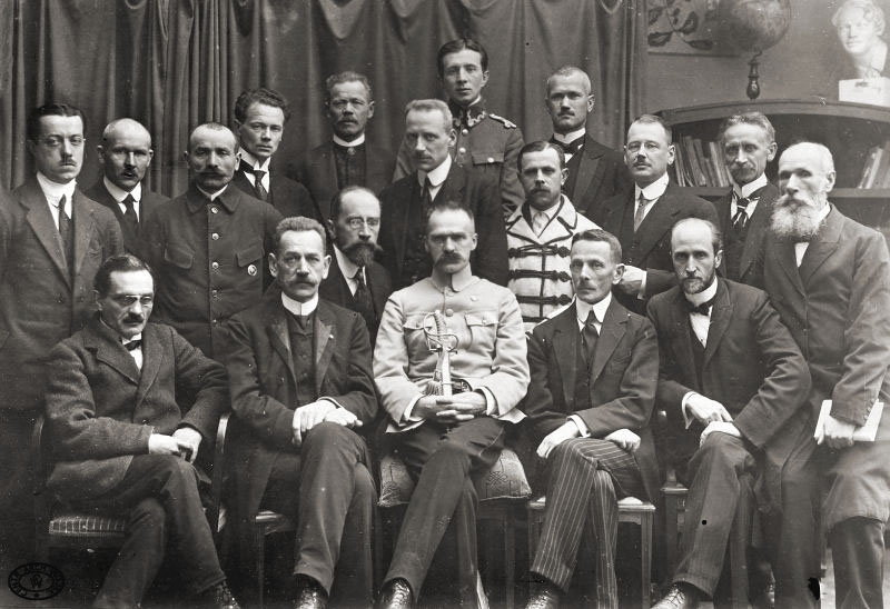 Rząd Jędrzeja Moraczewskiego po zaprzysiężeniu 18 listopada 1918. Od lewej siedzą: Stanisław Thugutt, Jędrzej Moraczewski, Józef Piłsudski, Leon Supiński i Leon Wasilewski