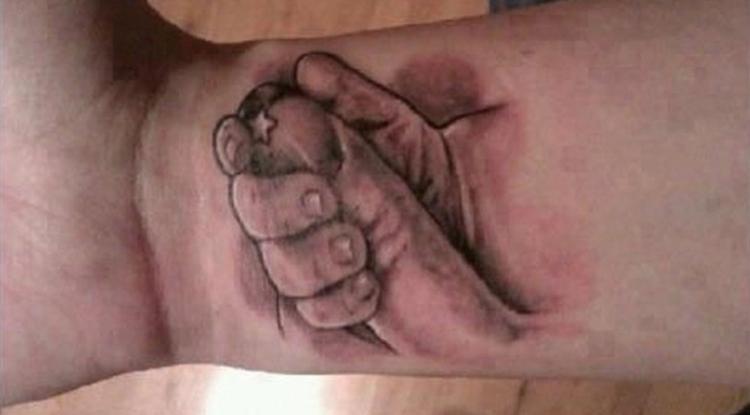 Apuka ujja+baba keze. Gyakorló tetováló?