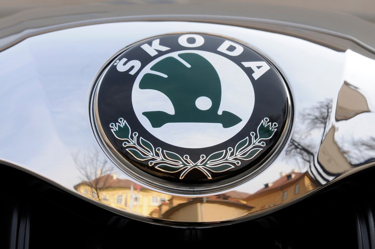 Škoda Auto A.S. to czeskie przedsiębiorstwo produkujące samochody, obecnie należące do grupy Volkswagena.
<br>
W 2014 r. obroty spółki zamknęły się kwotą 10 mld 792 mln euro, o 22,9 proc. większą niż rok wcześniej. W 2013 r. obroty Škody wynosiły 8 mld 784 mln EUR.
<br>
W 2014 r. Škoda powiększył zysk netto o 61,8 proc. W 2014 r. koncern motoryzacyjny zarobił na czysto 664 mln EUR, podczas gdy rok wcześnie zysk netto wynosił 411 mln EUR.<br>
W relacji rocznej zatrudnienie w koncernie spadło o 12,4 proc. do 23,7 tys. pracowników w 2014 r. z 27 tys. 69 w 2013 r.


<br><br>Logo skody, fot. Vladimir Weiss/Bloomberg