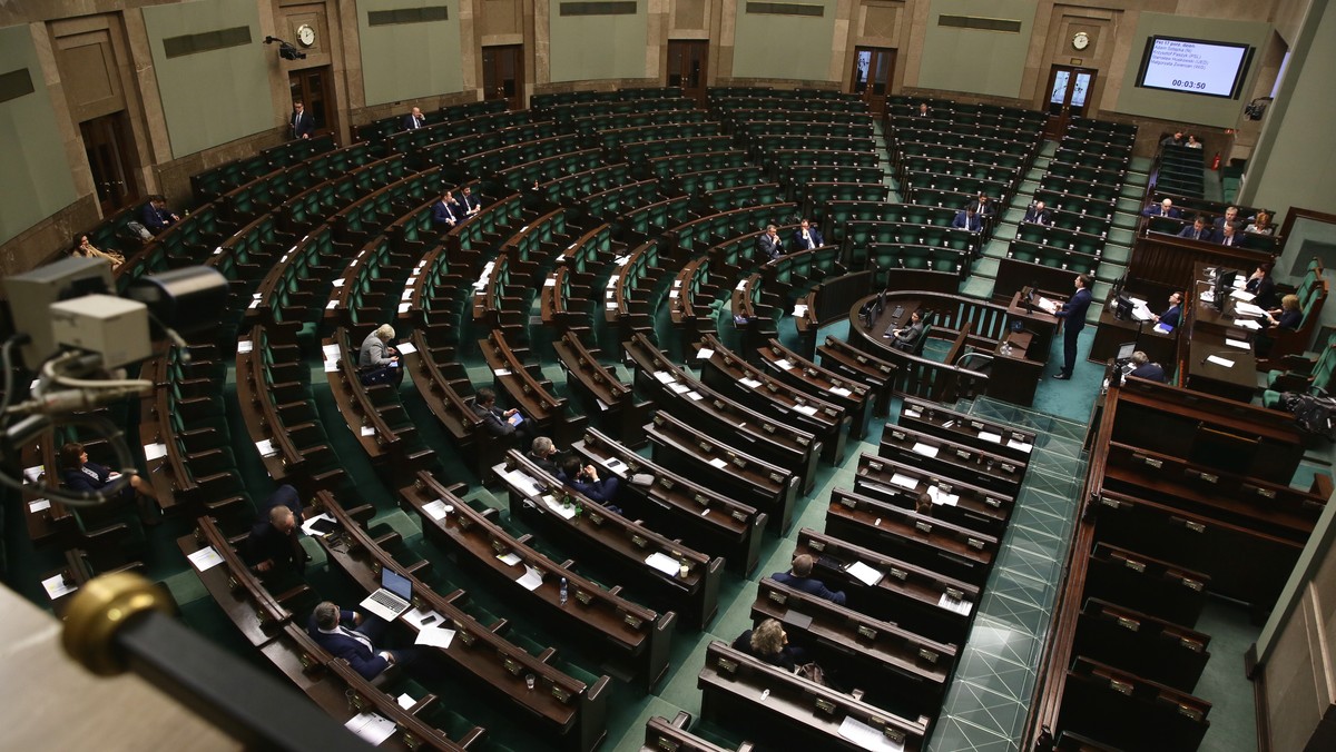 W grudniu zamiar głosowania na PiS deklaruje 35 proc. badanych, na PO - 18 proc., na Nowoczesną - 10 proc., na ruch Kukiz'15 - 8 proc., a na PSL - 5 proc. - wynika z sondażu Kantar Public. Pozostałe partie nie przekroczyłyby progu wyborczego.