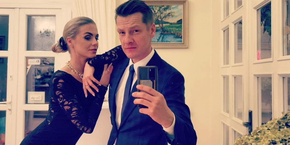 Marcin Mroczek wybrał się z żoną na wesele. 