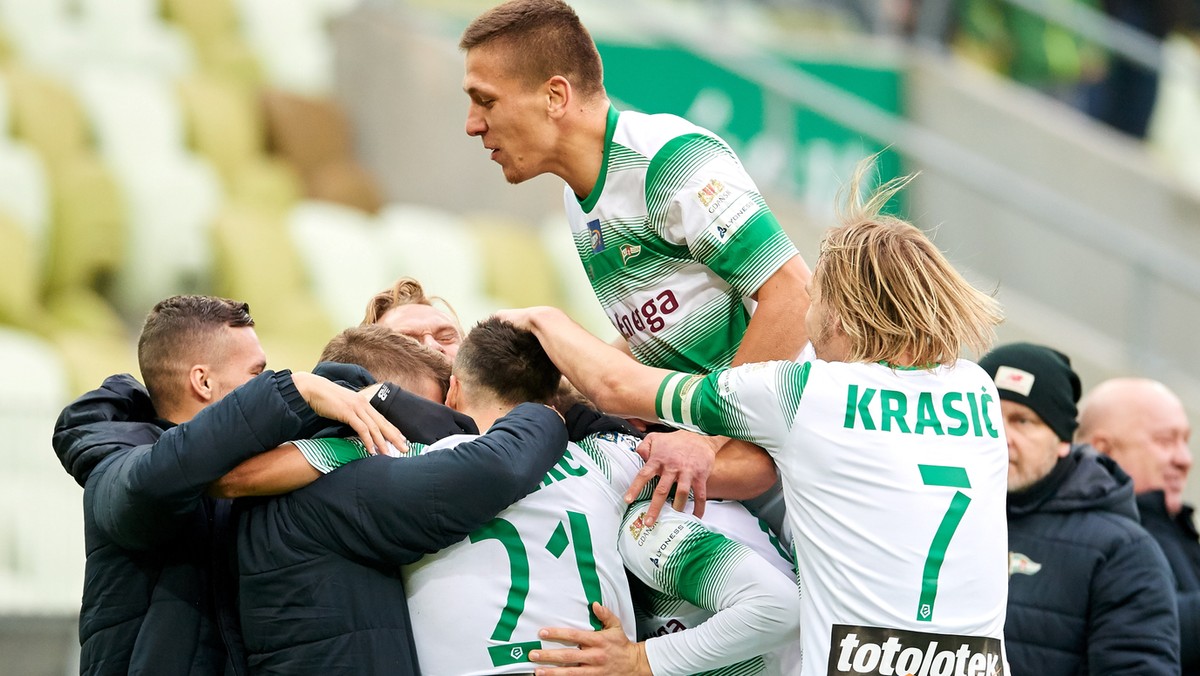 Lechia Gdańsk pokonała Piasta Gliwice 3:2 (1:1) w meczu 13. kolejki LOTTO Ekstraklasy. Rewelacyjną zmianę dał Flavio Paixao, który strzelił dwa gole, wyróżnił się też strzelec pierwszej bramki dla lidera, Sławomir Peszko.