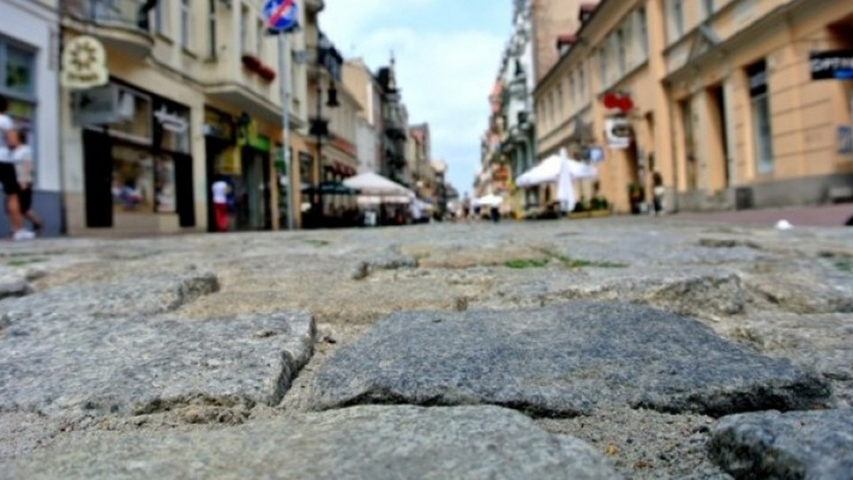 Opis różnych rodzajów nawierzchni, analiza stanu i zasadności użycia takiego, a nie innego materiału na chodnik - wszystko to można znaleźć w oficjalnie wydanym "Katalog nawierzchni chodników w centrum Poznania Etap I Stare Miasto – Centrum".