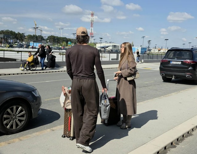 Dragi Gudelj sa devojkom na aerodromu