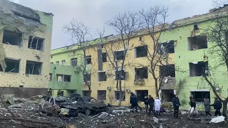 W bombardowaniu szpitala w Mariupolu rannych zostało co najmniej 17 osób