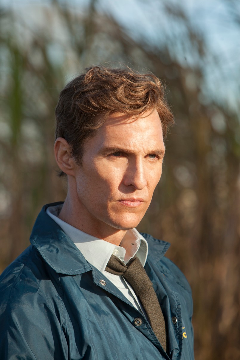 "Widziałem cię w moich snach. Jesteś w Carcosie. Zrobisz to jeszcze raz" - mówił do Rusta Cohle'a Reggie Ledoux. Teorię o odpowiedzialności Cohle'a za morderstwa wyznają dwaj przesłuchujący głównych bohaterów detektywi. W porównaniu z parą Cohle-Hart, delikatnie mówiąc, niezbyt lotni. Nie zwracają uwagi na szczegóły, przepytują pod tezę. Dlatego teoria o tym, że to Cohle jest Królem w Żółci odpowiedzialnym za morderstwa wydaje się słaba. Zbyt oczywista, za prosta, chyba że... Zwolennicy teorii mówiącej, że rozwiązanie serialu nie będzie z tego świata, przekonują, że Cohle może wieść życie podwójne, niczym w "Mulholland Drive" Davida Lyncha. I to nawet poza swoją świadomością: przez lata brał narkotyki, pije, siedział w szpitalu psychiatrycznym, przeżył traumę po stracie córki. Jeśli ktoś miałby tu postradać zmysły, to Cohle nadaje się do tego najlepiej. A gdyby działał z premedytacją? Jest przecież doskonałym "wyciągaczem zeznań", a to pozwalałoby mu manipulować śledztwem. "Tylko on znajdował dowody" - mówią detektywi do Harta.