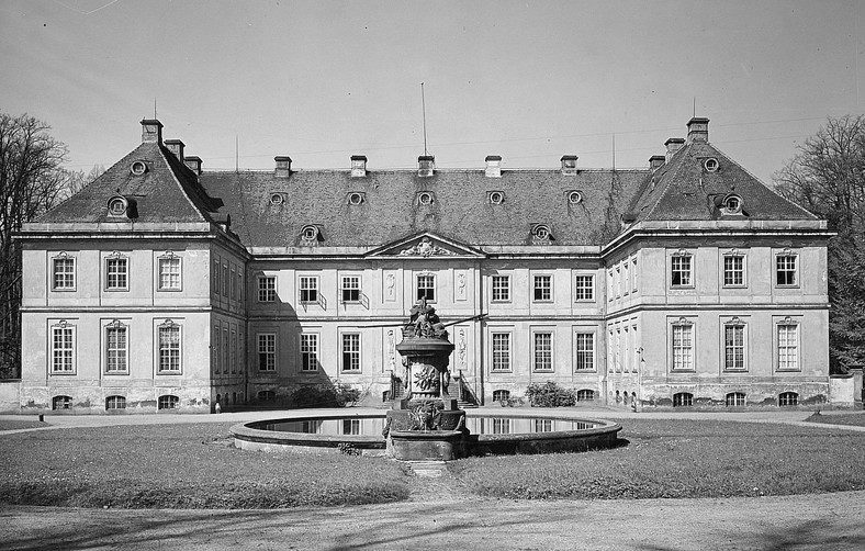 Pałac w Rybarzowicach z fontanną – dziś na dziedzińcu pałacu w Wojanowie